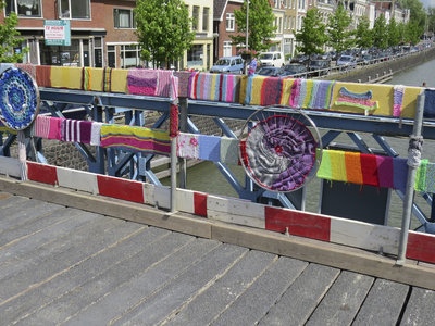 906368 Afbeelding van zogenaamd 'wild breiwerk' over de reling van de noodbrug over de Vaartsche Rijn tussen de ...